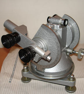 Photo of the eyepiece side (two eyepieces) of a Siap pilot balloon theodolite