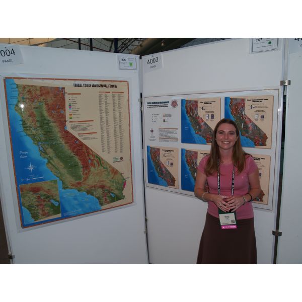 [ Woody's photo of Beckie Boulton Mintzer presenting a map at ESRI 
'06 ]